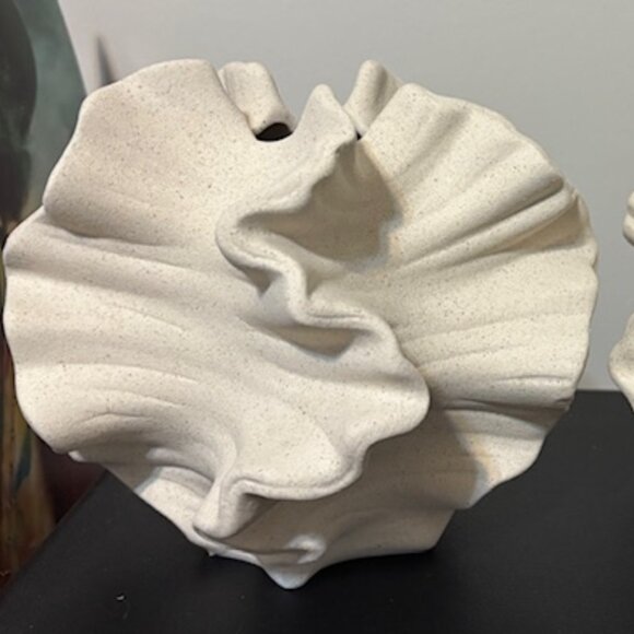 Wavy Organic Ceramic Vase – Minimalist Home Décor for Modern Elegance 2PC. - Picture 3 of 4